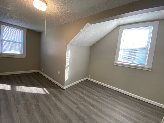 Building Photo - Beautiful 2 bedroom and 1 bath, 2 story ho...