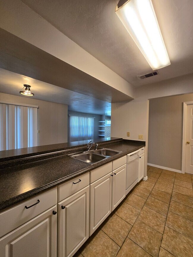 Building Photo - 2 Bedroom 2 Bath Condo