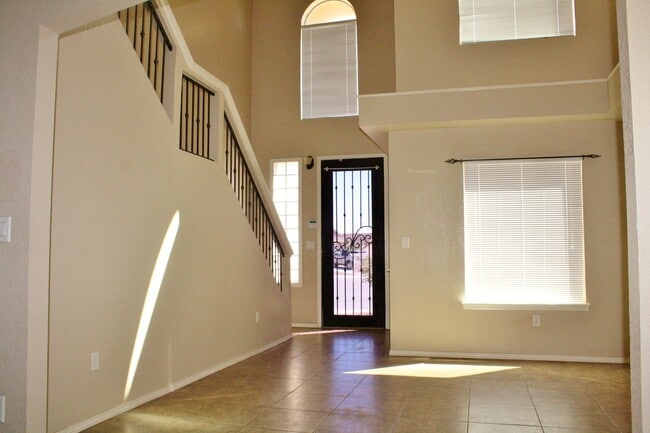 Building Photo - ELEGANT EASTSIDE HOME FOR RENT