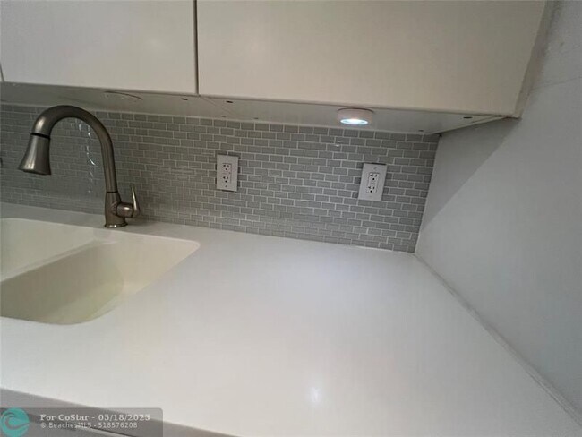 Building Photo - 1407 NE 56th St