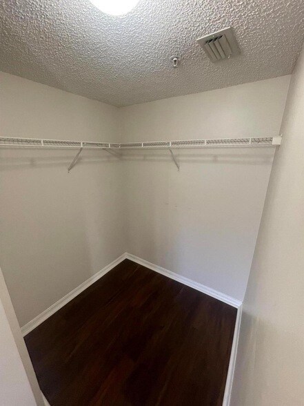 Building Photo - 400 Crestwood Ct N
