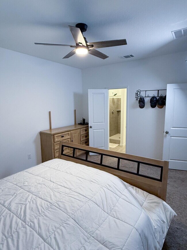 Building Photo - Charming 3-Bedroom Sanctuary with 2 Full Baths Near Lackland Air Force Base – 1469 Sq Ft of Comfo...