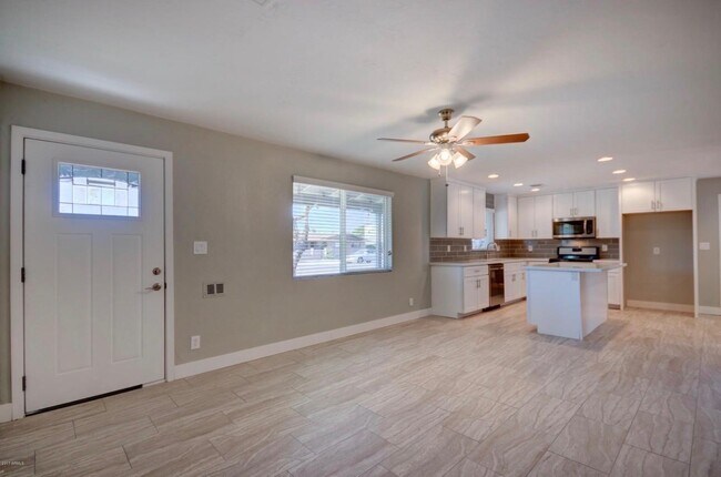 Building Photo - 1424 W 6th Pl