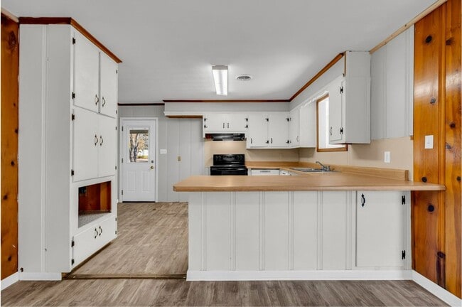 Building Photo - Renovated 4 Bedroom 2 Bath Home with Shop for Rent!