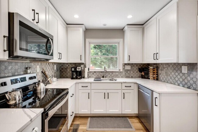 Building Photo - 3201 Valaire Dr