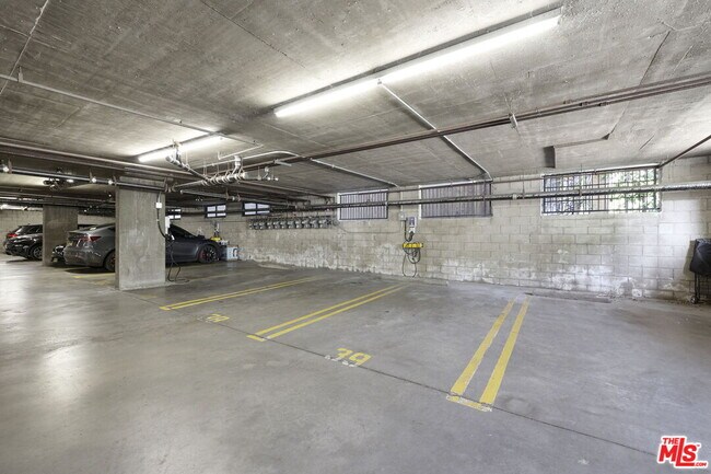 Building Photo - 723 Westmount Dr