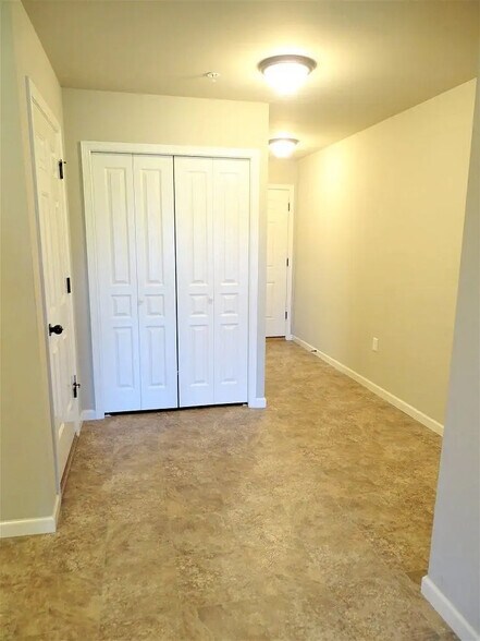 Building Photo - 945 Woodridge Dr