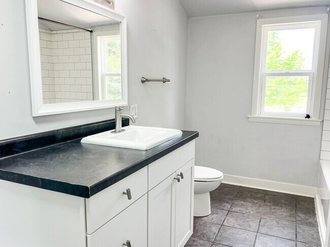 Building Photo - 3 BED, 2 BATH SPACIOUS HOUSE IN ST JOSEPH ...