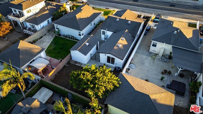 Building Photo - 1368 W Summerland Ave