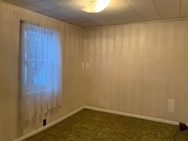 Building Photo - Multi-level 3-bedroom, 1-bath single-family home