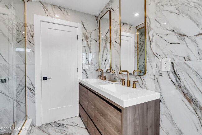 Building Photo - 320 Silver Lagoon Dr