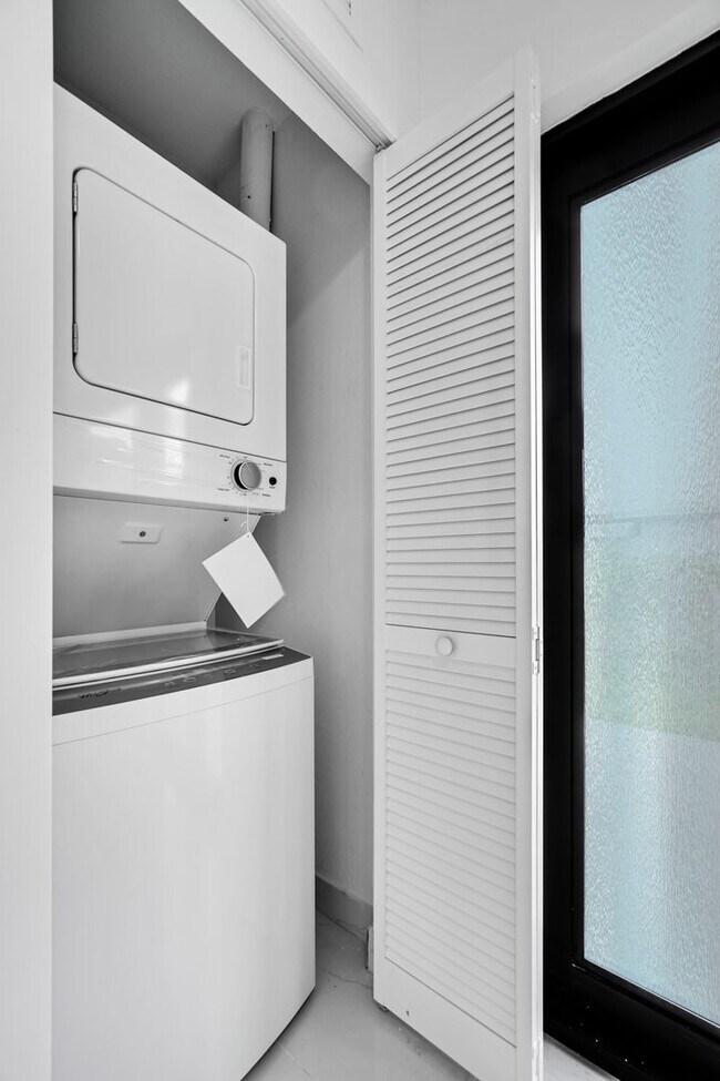 Building Photo - Goulds 4 Bed Triplex