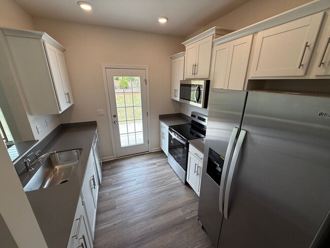 Building Photo - Brand New home in York!