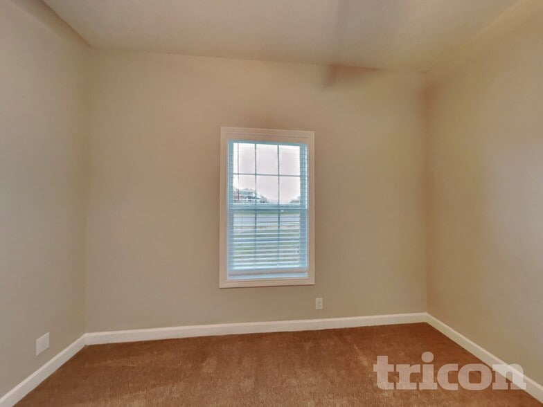 Building Photo - 685 Ellie Nat Dr