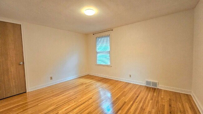 Building Photo - "Charming 3-Bed Home in Saint Paul - Cozy 1,385 Sq. Ft. Retreat!"