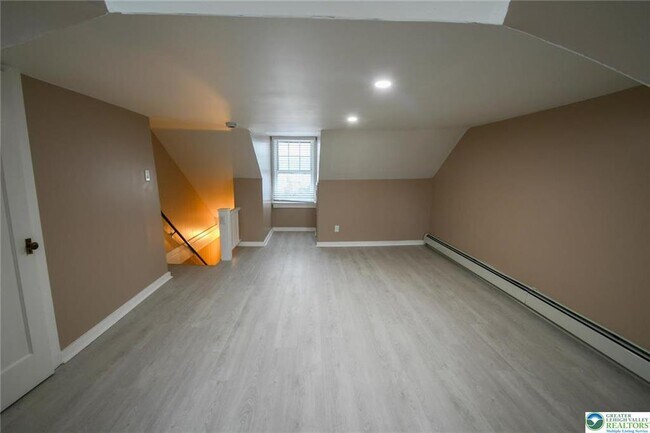 Building Photo - 459 Linden St