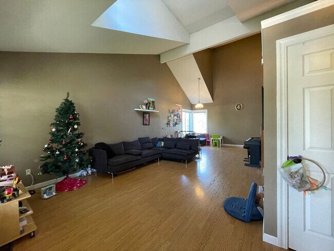 Building Photo - Charming Rock Creek 3 Bed 2.5 Bath - Centr...
