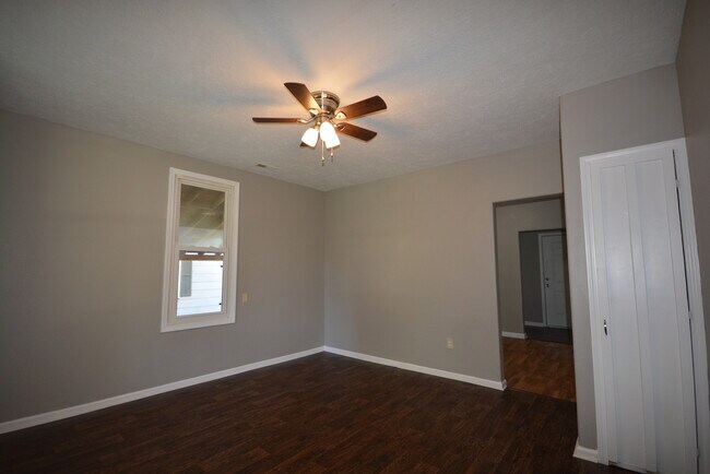 Building Photo - 2 Bedroom 1 Bath Home with a Carport