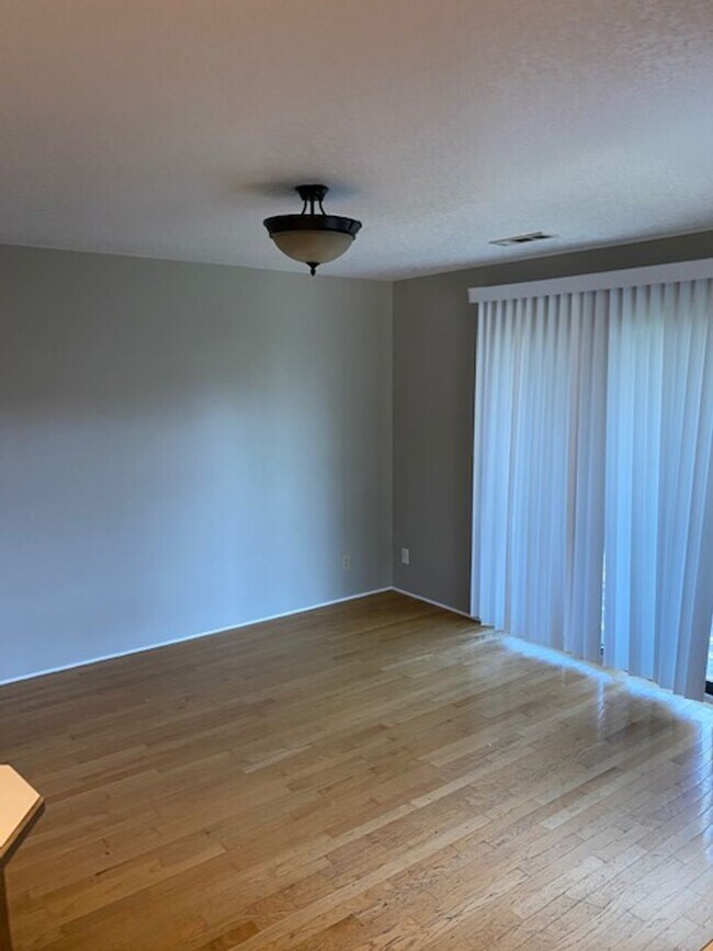 Building Photo - SINGLE LEVEL 3 BEDROOM HOME, FENCED IN YARD