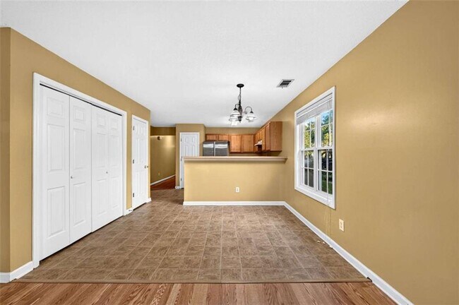 Building Photo - 744 W Vincent Dr