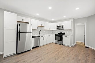 Building Photo - Beautiful 3 Bedroom home in South side available April 15!