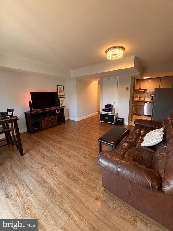 Building Photo - 2 Canterbury Square