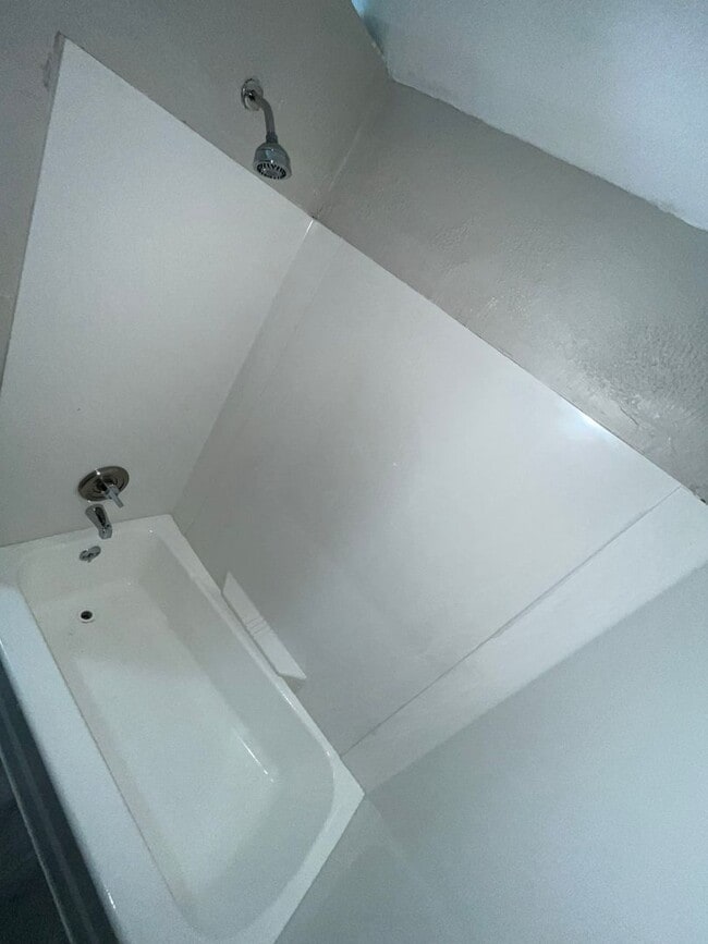 Building Photo - Section 8 Accepted, 3-bedroom home, perfec...
