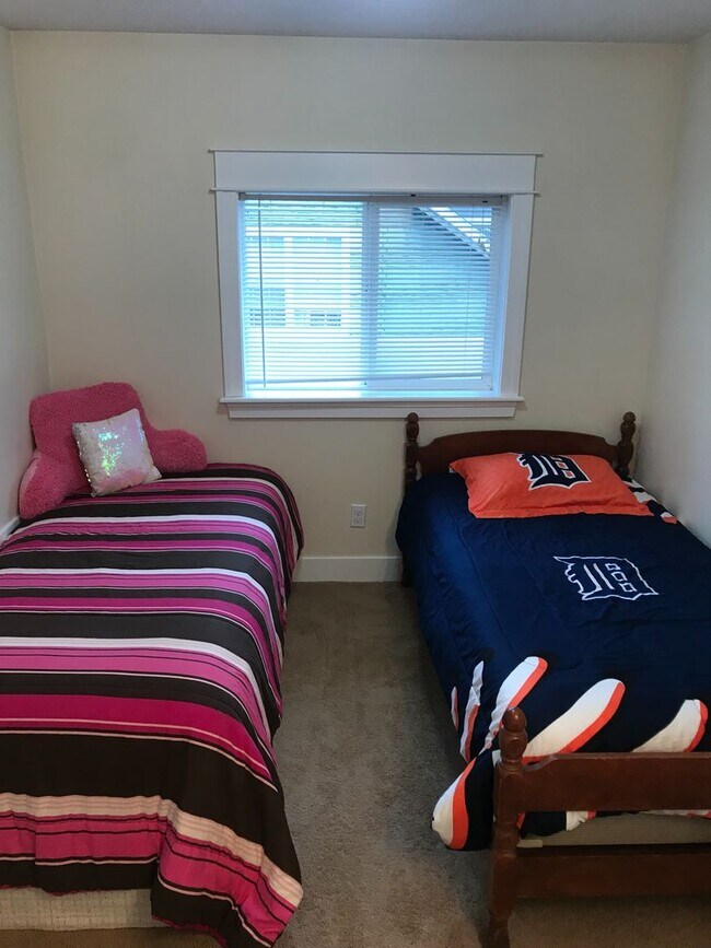 Building Photo - 4 Bedroom, 2 Bath Home available July 2025...