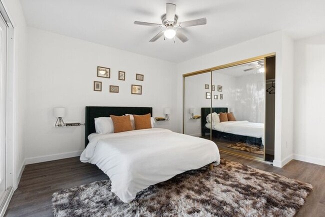 Building Photo - Furnished Optional 3 bed 2 bath Townhome