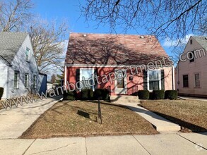 Building Photo - 3 bed 1 1/2 bath cape cod