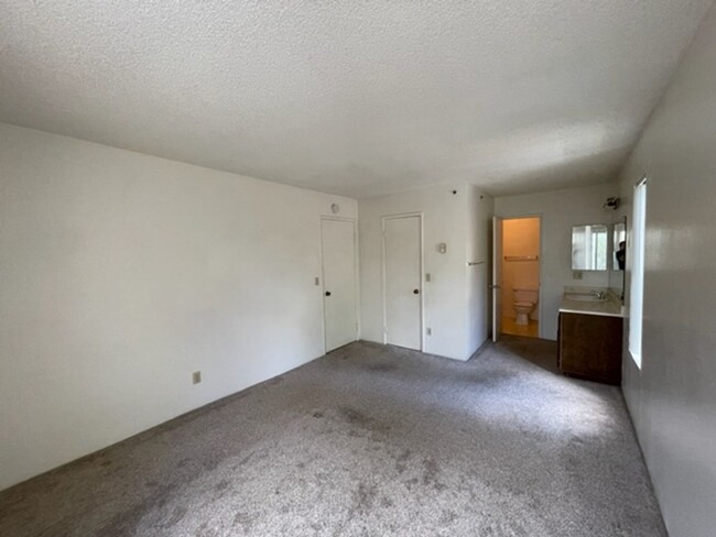 Building Photo - 1 Bedroom 1 Bathroom Single Story Condo on...