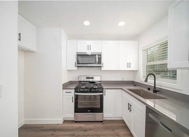 Building Photo - 25885 Creag Ave