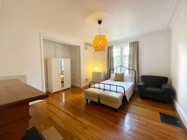 Building Photo - 26 Clifford St