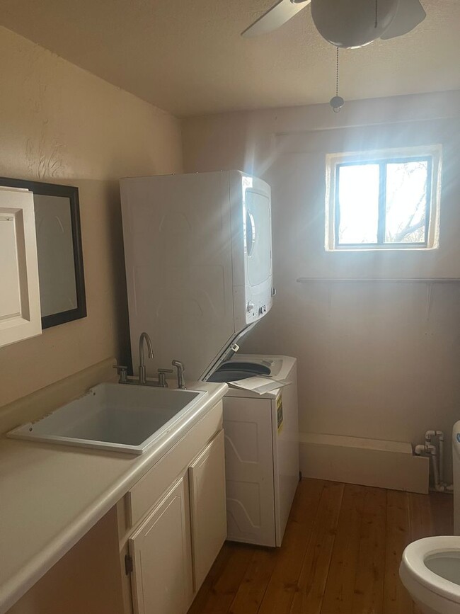 Building Photo - Beautiful ! Bed 1.5 Bath in J-6.