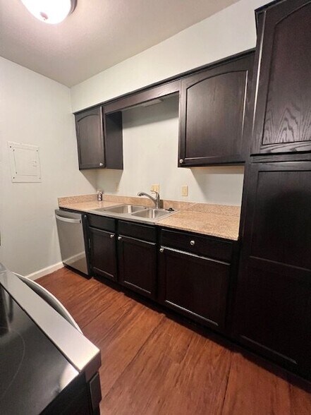 Building Photo - 503 E 6th St