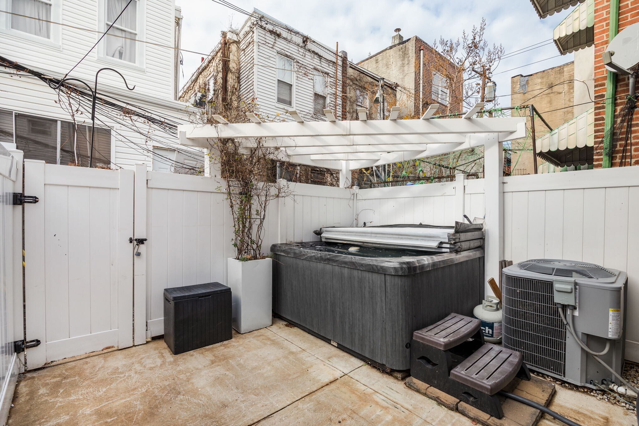 Building Photo - 1806 S Chadwick St