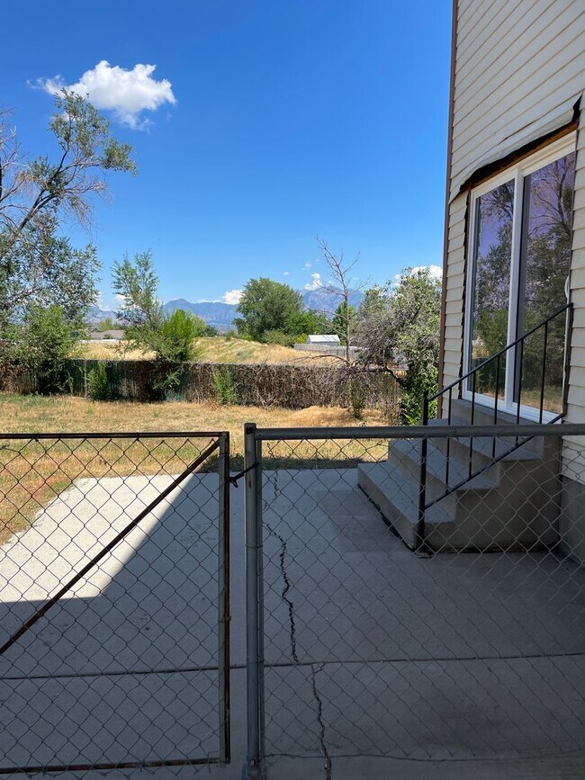 Building Photo - 2 Bedroom, 1.5 Bathroom Twin Home in West ...
