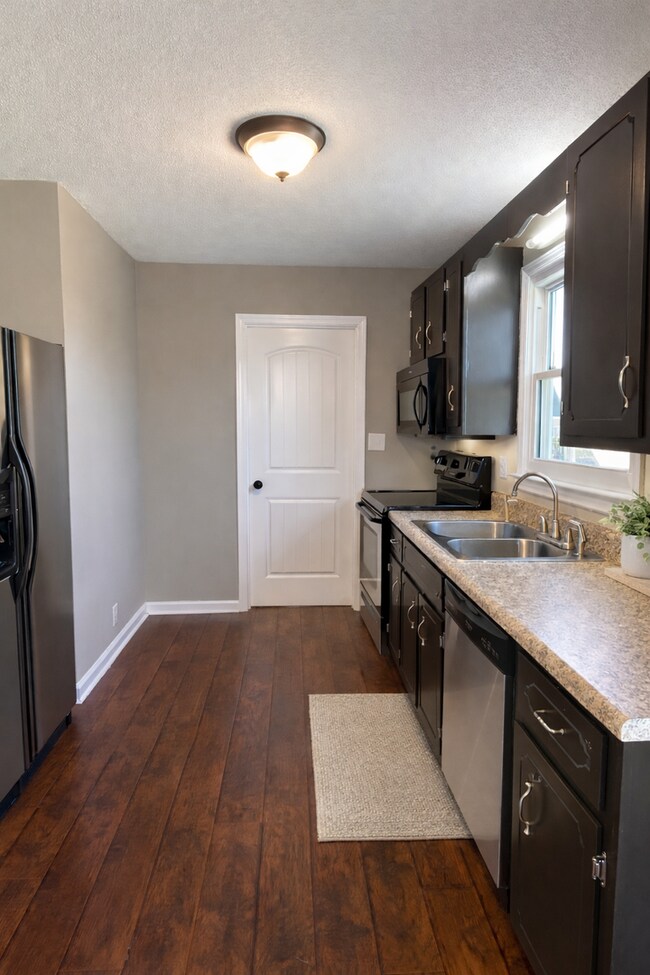 Building Photo - $1500 3 Bedroom 2 Bath Modern Brick Home!