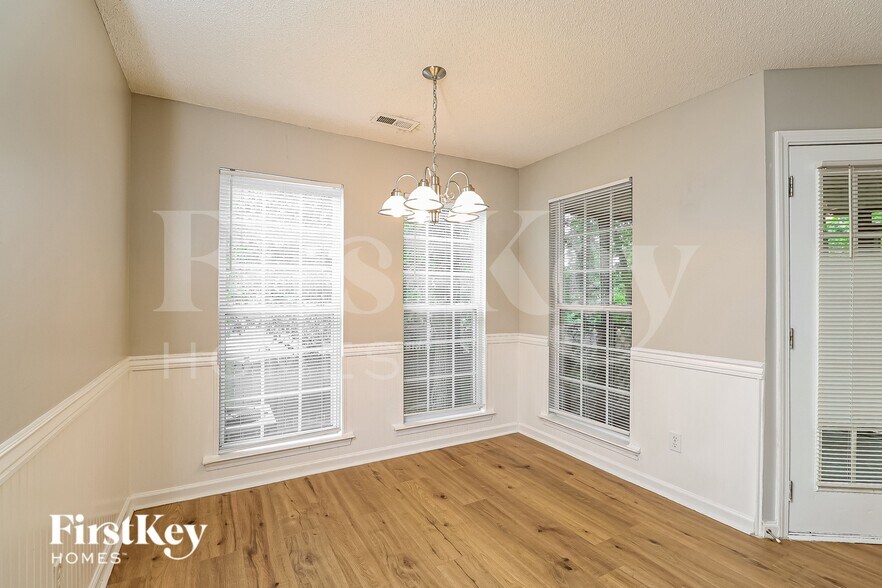 Building Photo - 3235 Leicester Dr