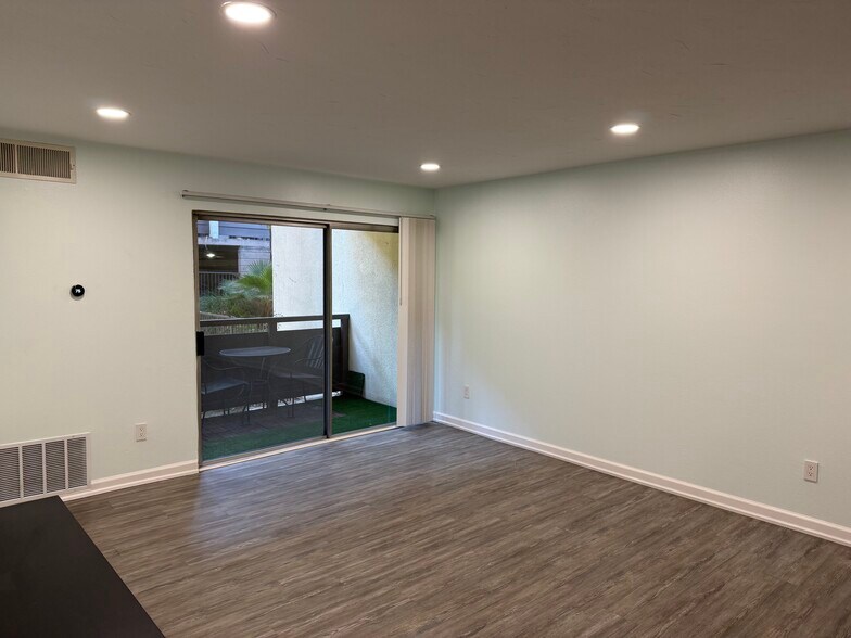 Building Photo - 1615 Hotel Cir S