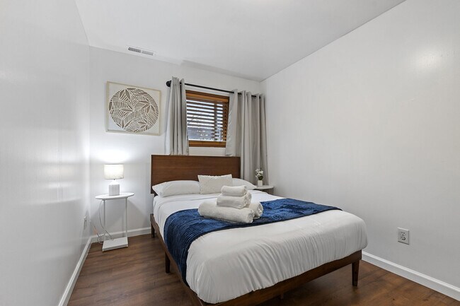 Building Photo - 1627 E Broadway