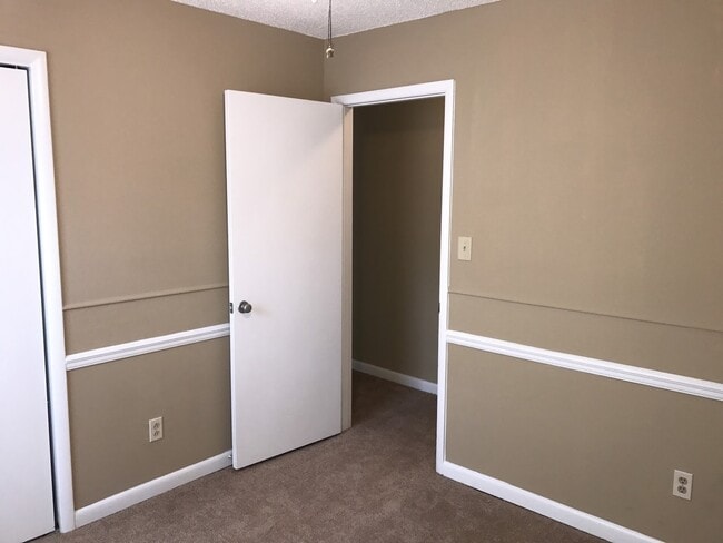 Building Photo - 3 bed 2 bath home for rent