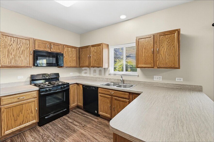 Building Photo - 204 Winding Trl