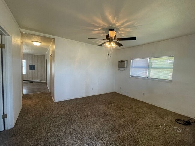 Building Photo - 2 bedroom / 1 bath, W/D connections