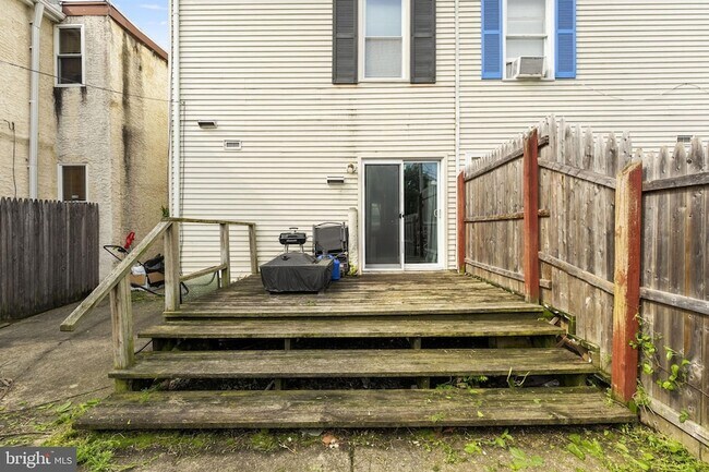 Building Photo - 325 E 13th St