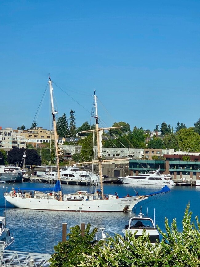 Building Photo - Eastlake Townhome with Commanding Views