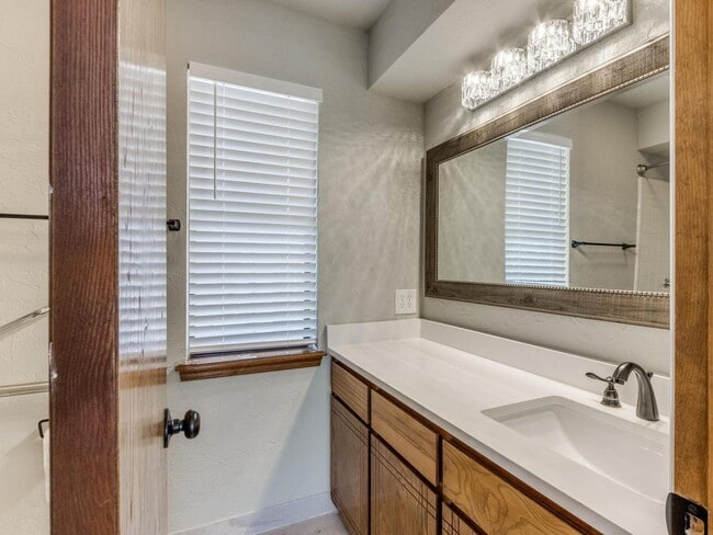 Building Photo - Beautiful 3bed/2bath Townhome Available in...