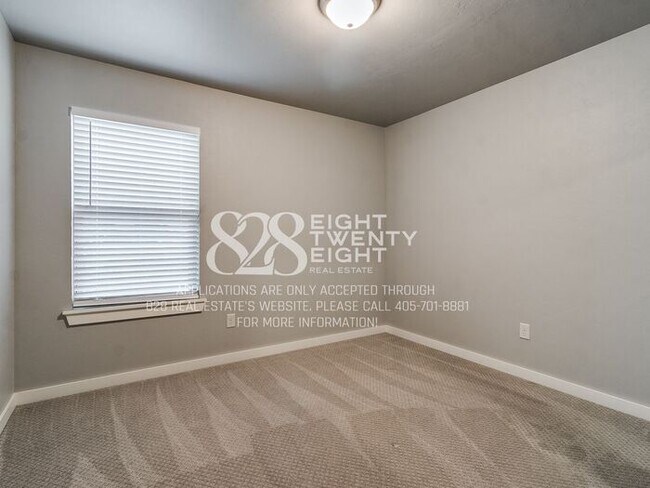 Building Photo - *AVAILABLE NOW!* Urban chic 3 bed/2.5 bath Townhome in West Norman!