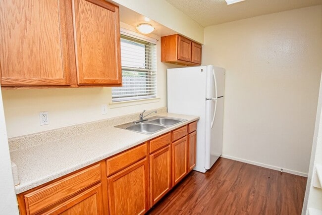 Building Photo - 100 Sunset St