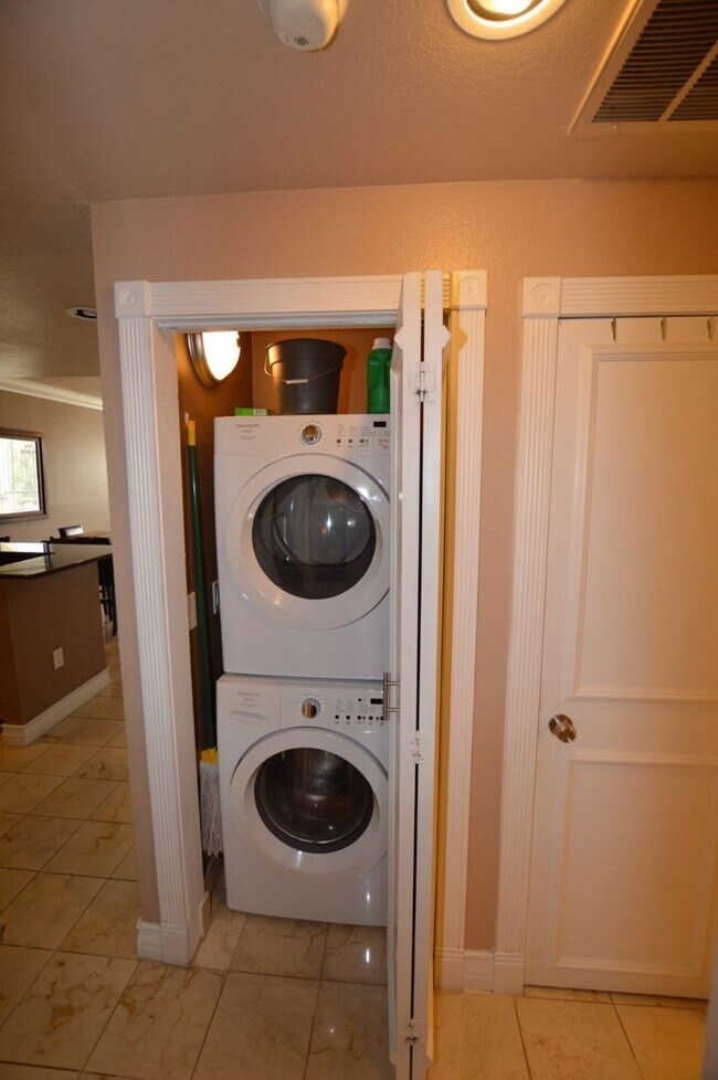 Building Photo - Genoa, fully furnished 2bdr/2bath unit, ov...